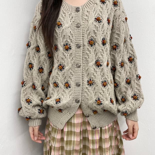 플로럴 모티브 디테일 버튼 가디건