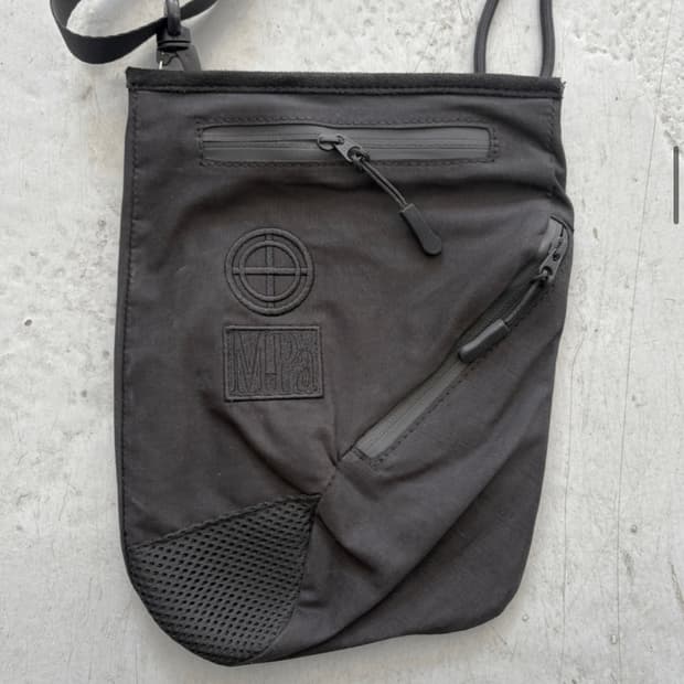 MPa SACOCHE BAG (BLACK) 플라스틱 프로덕트 백ㅔ하