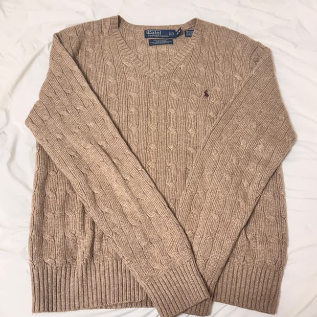 폴로 카라멜 브라운 브이넥 케이블 니트 