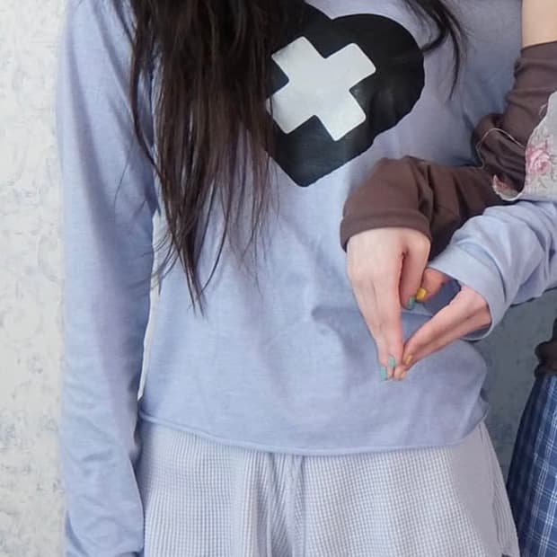 샵페어리 F.E.E.S cross heart cut off t-shirt