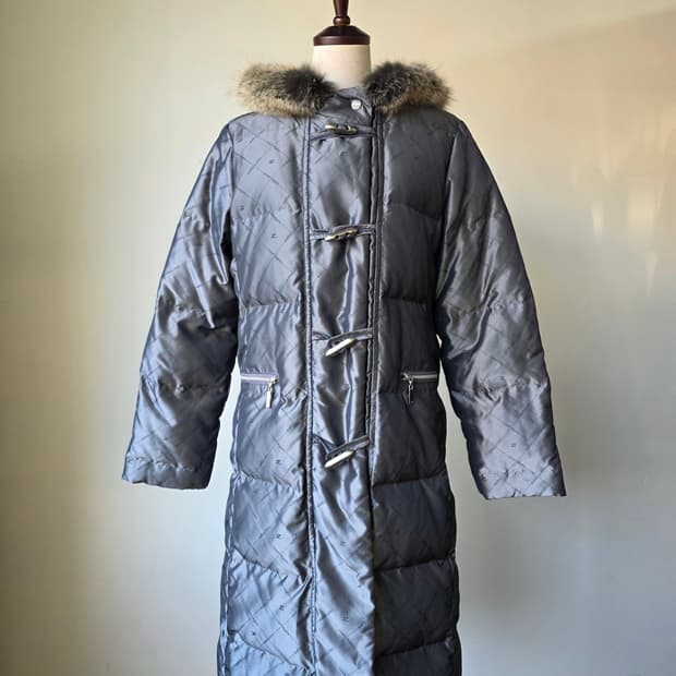 courreges 올오버 모노그램 롱 덕다운 패딩/블루 폭스퍼