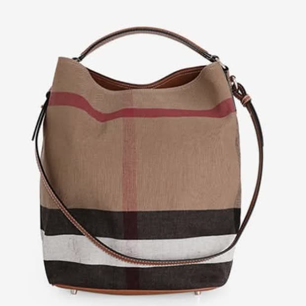 [BURBERRY] 버버리 자이언트 체크 레더 버킷백