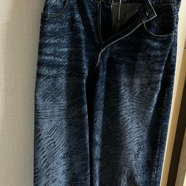 알렉산더왕 스크리블 로고 프린트 데님팬츠