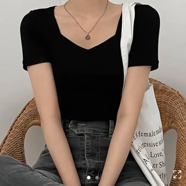 블랙 하트 스퀘어넥 반팔