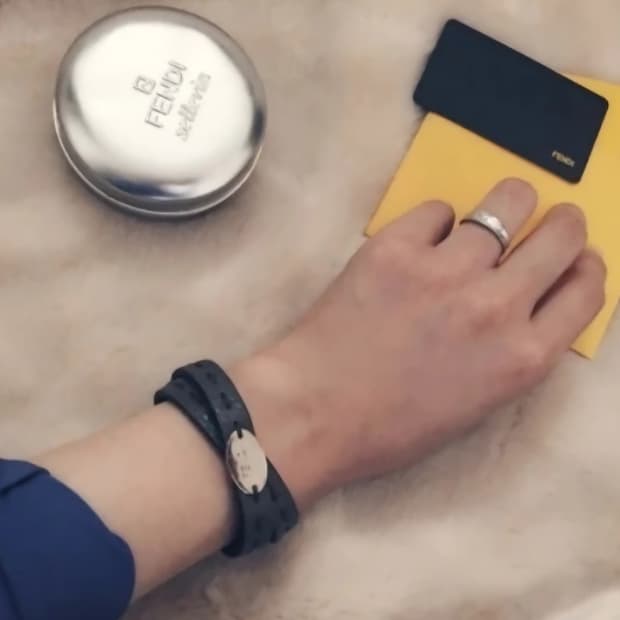 (정품)펜디 셀러리아 2줄 블랙 가죽 팔찌