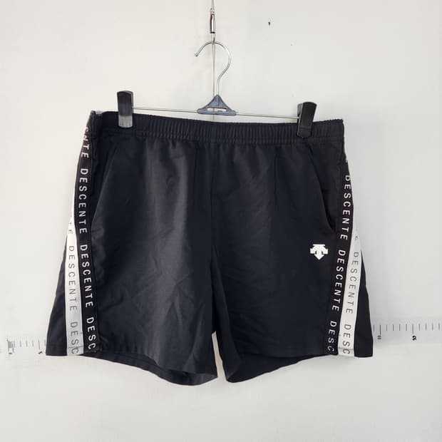 데상트 블랙 라인 반바지