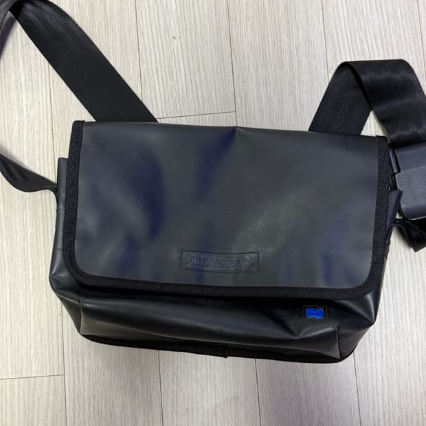 아더에러 스몰 트레이스 이스티 메신저백 느와르