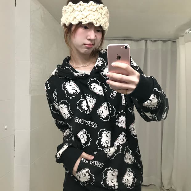 베티붑 블랙 패턴 기모 후드티