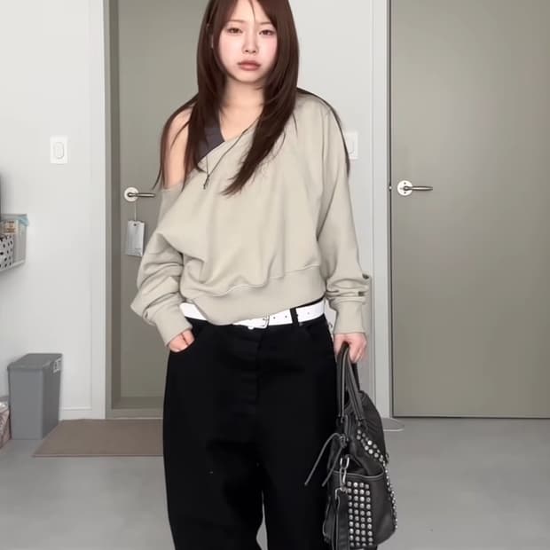 스웨이드 SI INNY ONE SHOULDER CREWNECK