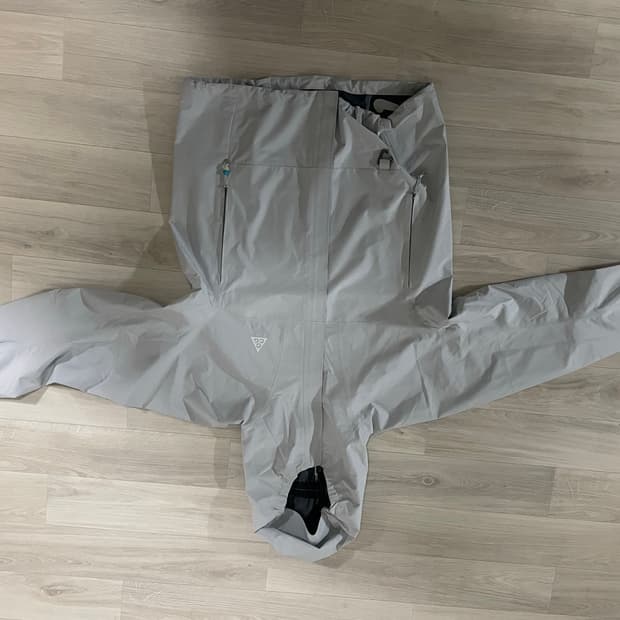 나이키 acg 바람막이 화이트 M