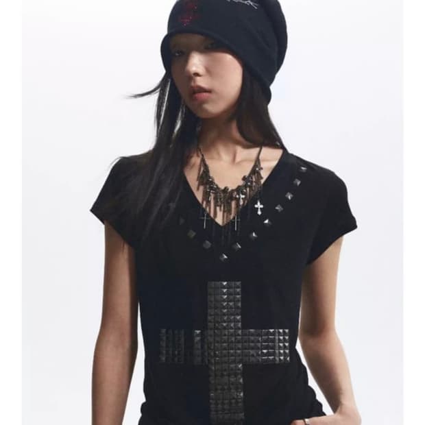 NONAME SPACE loose v-neck tshirt 펑크십자가탑