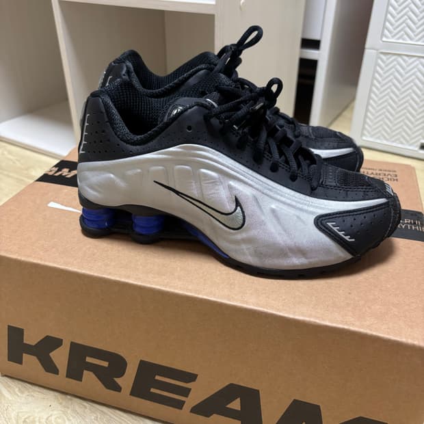 나이키 샥스 R4 메탈릭 실버 앤 블랙