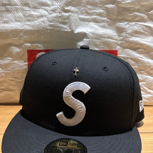 슈프림 골드 크로스 S 로고 뉴에라 블랙 - 738