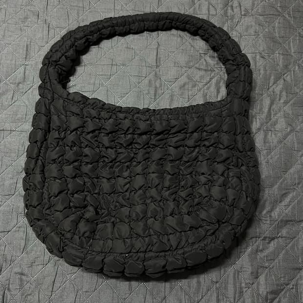 코스 퀄티드 오버사이즈 구름백 블랙