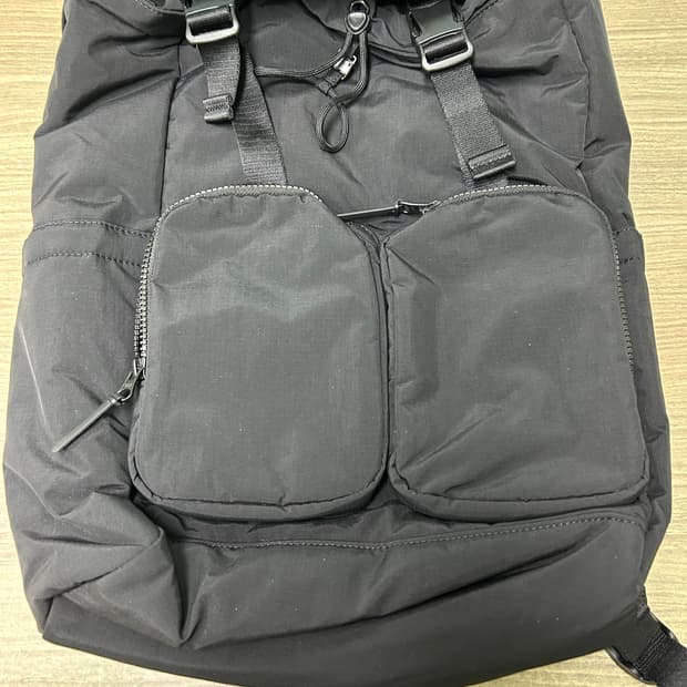 유니클로 멀티 포켓 백팩 블랙