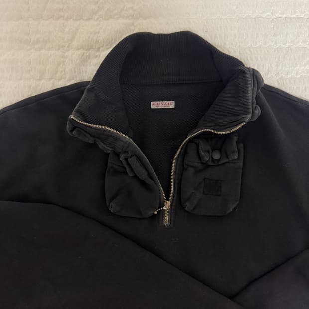 캐피탈 주머니 디테일 맨투맨 