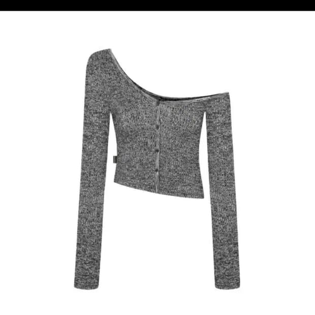 쓰리타임즈 원숄더 버튼티 차콜(윈터 착용)