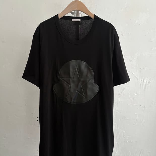 MONCLER 몽클레르 블랙 아플리케 로고 티셔츠