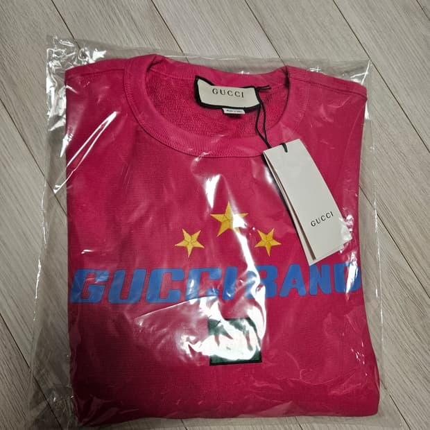 구찌 핑크색 맨투맨 판매합니다.