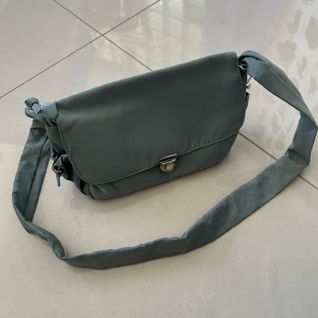 flap shoulder bag 