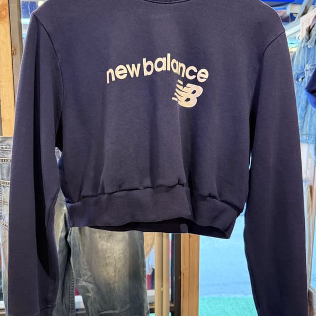 뉴발란스 네이비 크롭 맨투맨