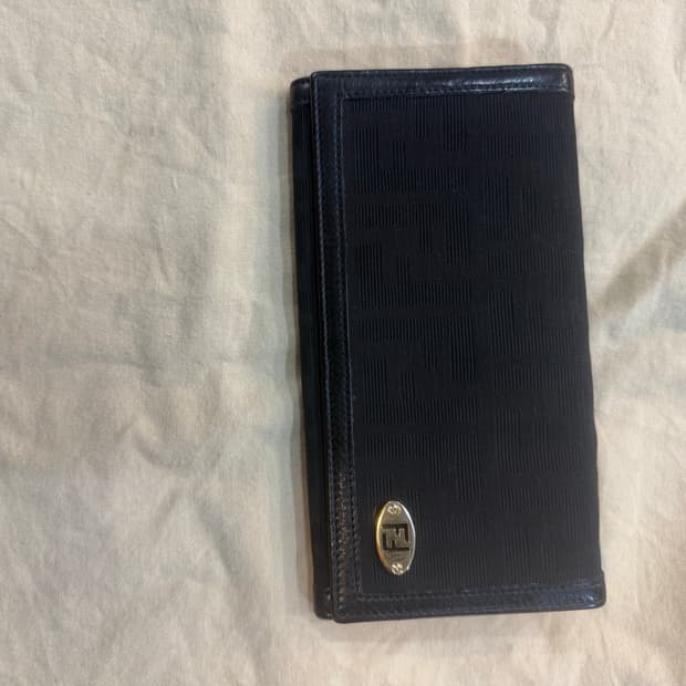 정품 펜디 주카 장지갑 팝니다