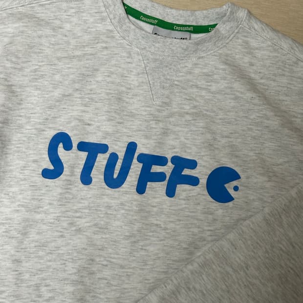 캡스앤스터프 라이트그레이 멜란지 맨투맨