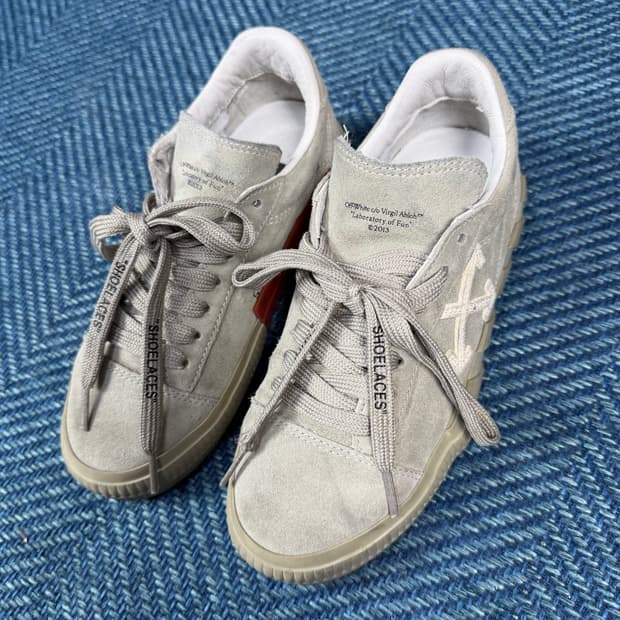 오프화이트 그레이 스웨이드 로우 스니커즈 (36 / 230mm)