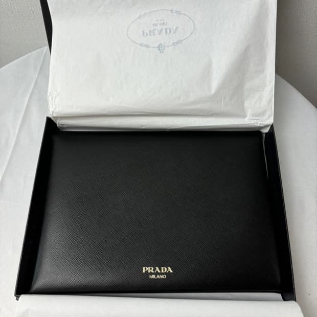 (새상품)프라다 사피아노 레더 도큐먼트 클러치백 블랙