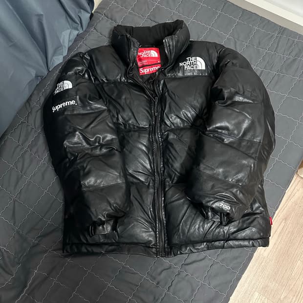 슈프림 노스페이스 레더 눕시 블랙 700패딩