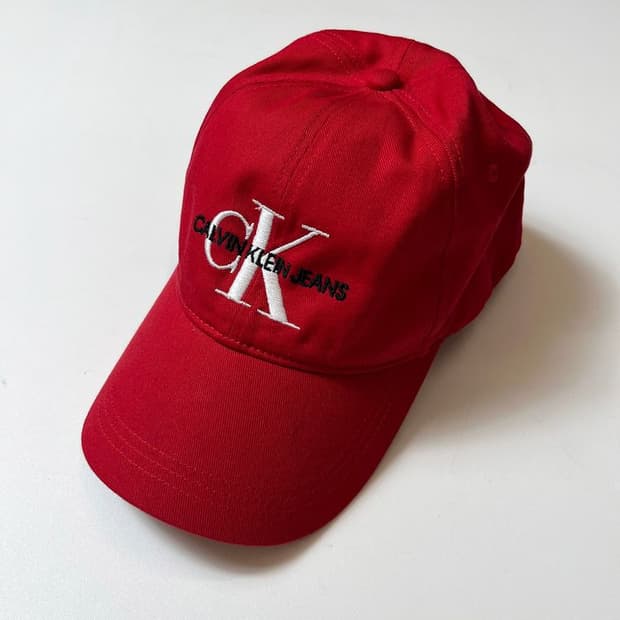 CK 캘빈클라인 모노그램 엠브로이더리 볼캡 Q1441
