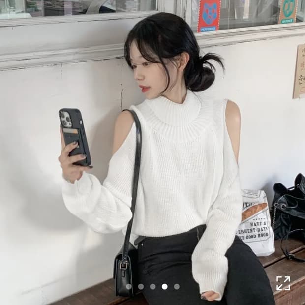 만원급처! 데이로제 엠마 숄더 슬릿 터틀넥 니트 아이보리 오프숄더