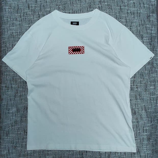 [L] Vans 체커보드 레드 박스로고 자수 반팔 티셔츠 (화이트)