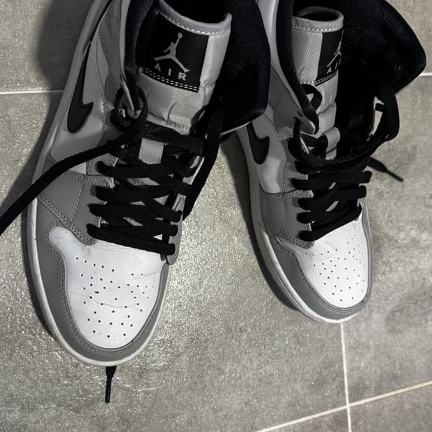 나이키 에어 조던 1 미드 라이트 스모크 그레이