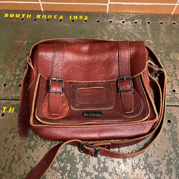 닥터마틴 11인치 사첼백 버건디