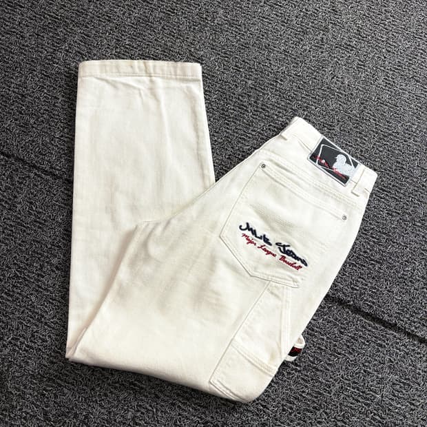 MLB 올드스쿨 자수로고 화이트 루즈핏 데님 팬츠 3082