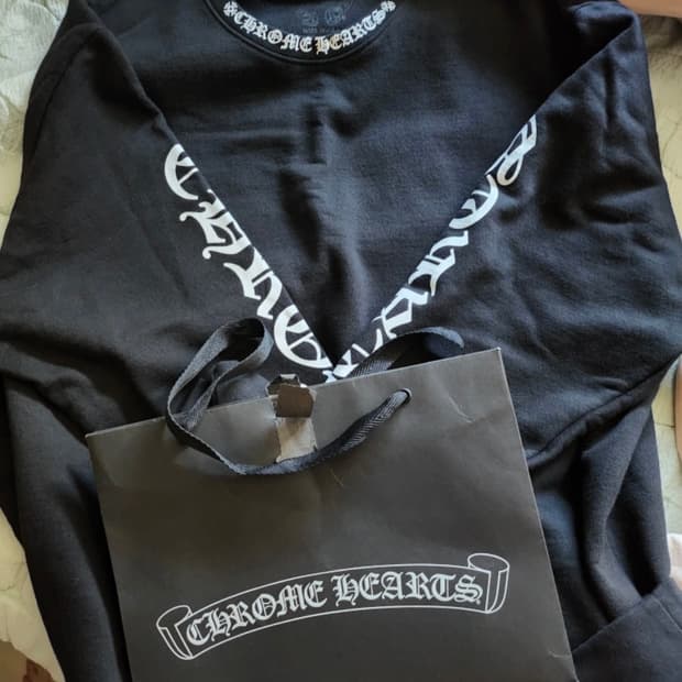 크롬하츠 넥로고 맨투맨