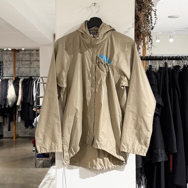 질샌더 베이지 스트링 디테일 바람막이