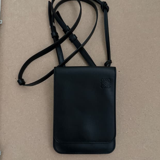 로에베 거싯 플랫 크로스백 남녀공용