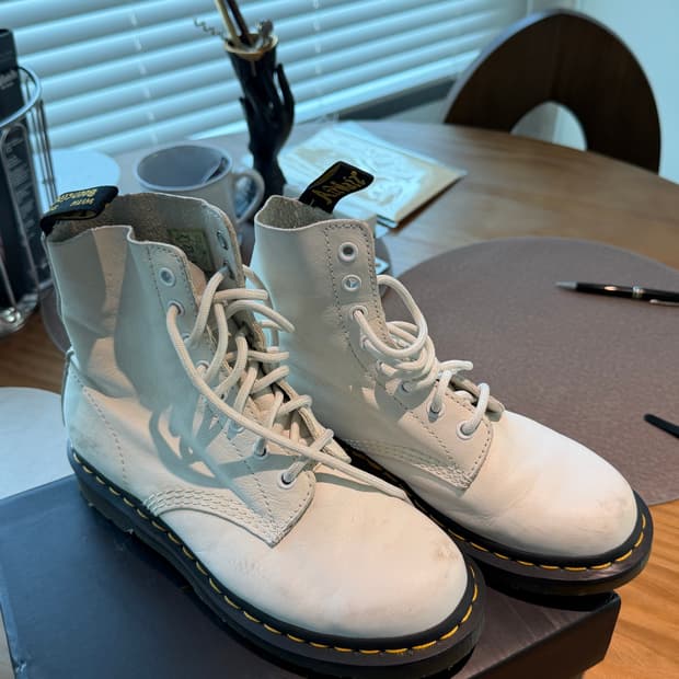 닥터마틴 8홀 화이트