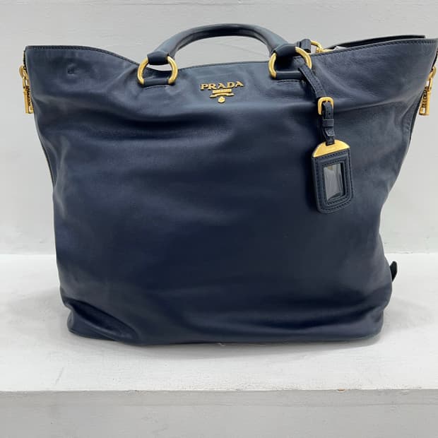 프라다 네이비 금장 로고 가죽 토트백