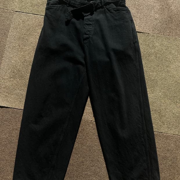 [1] 코모리 벨티드 데님 팬츠