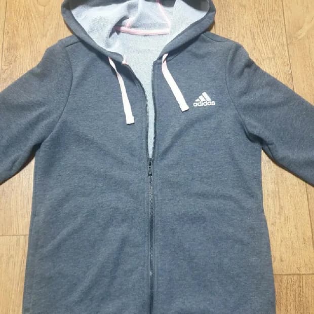 아디다스 운동복 후드집업 90 사이즈입니다