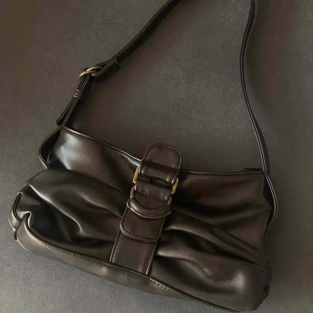 자라 브라운 레더 셔링 버클 숄더백