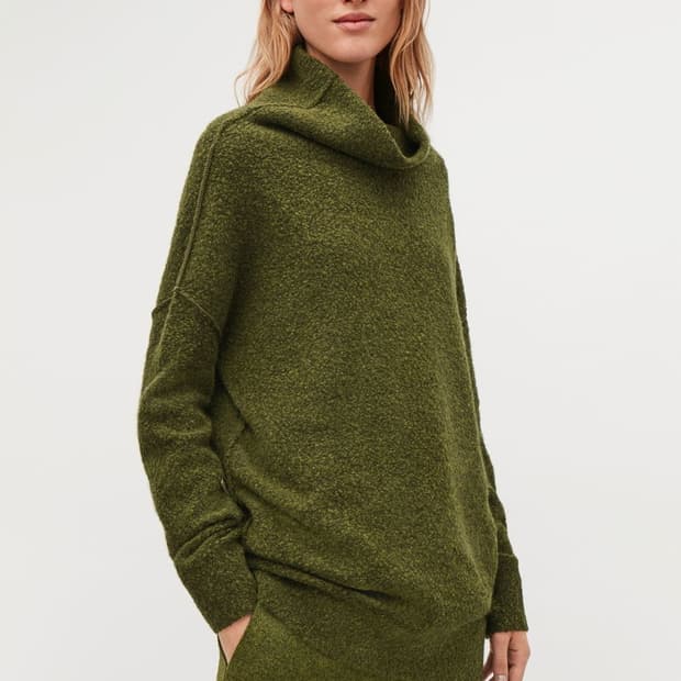 [COS 코스] 여성 터틀넥 부클레 올리브 그린 니트