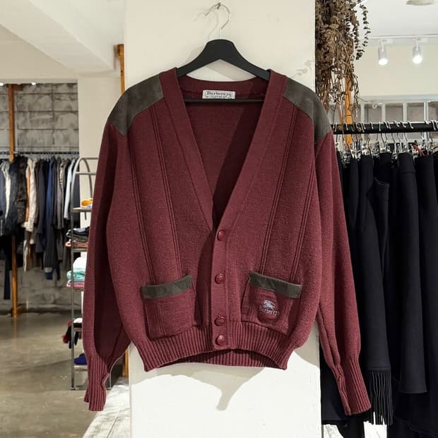 버버리 버건디 코만도 레더패치 브이넥 가디건