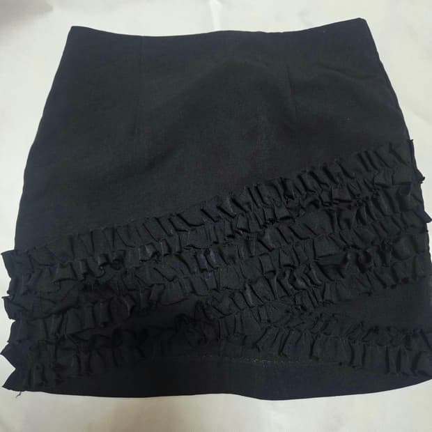 프릴 미니스커트
