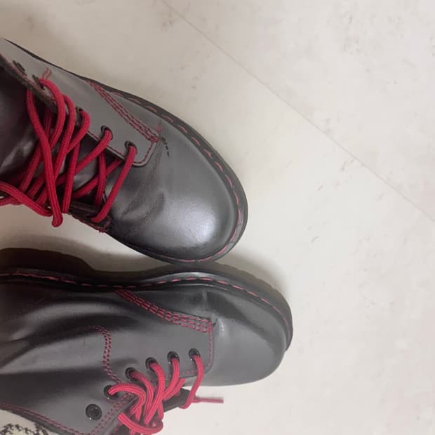 Dr.Martens 하이 16홀 부츠