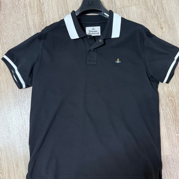 비비안웨스트우드 블랙 반팔 카라티