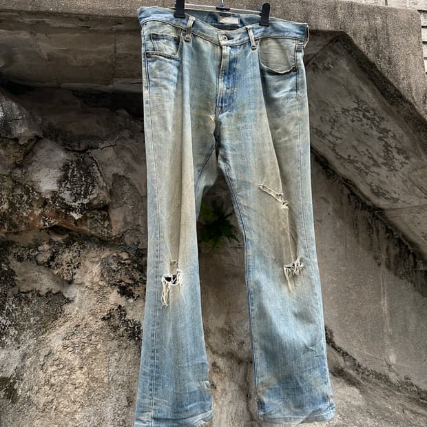 Dirty washing distressed jeans